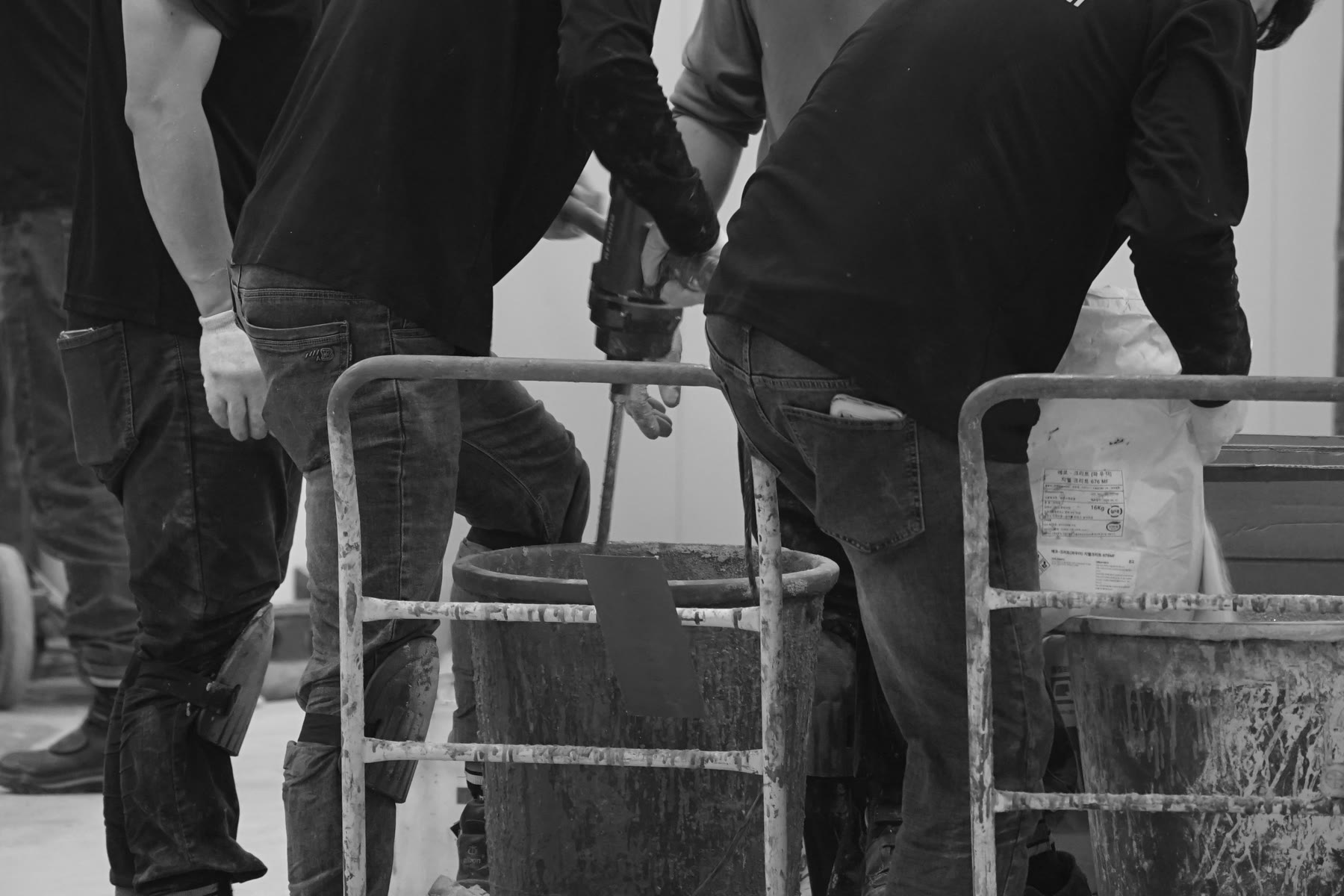태림 F&I 작업팀이 크리트 시공 재료와 공정을 함께 준비하는 모습